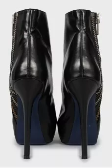 Leather ankle boots decorated with zippers