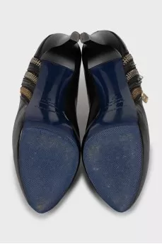 Leather ankle boots decorated with zippers