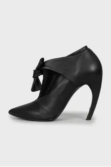 Leather ankle boots decorated with a bow
