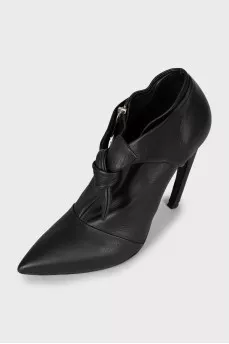 Leather ankle boots decorated with a bow