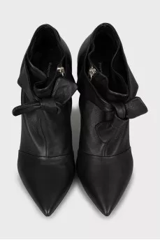 Leather ankle boots decorated with a bow
