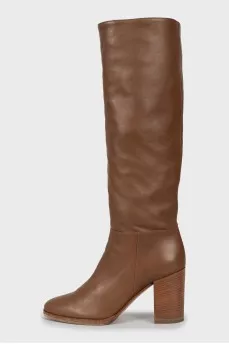 Insulated boots with wooden heels