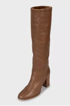 Insulated boots with wooden heels
