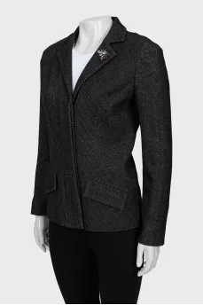 Jacket in small print with brooch
