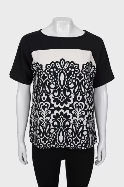 Black and white patterned T-shirt