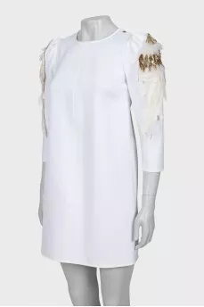 Платье мини с декоративными плечами