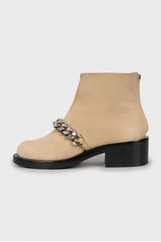 Suede boots decorated with chain