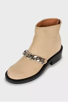 Suede boots decorated with chain