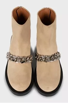 Suede boots decorated with chain
