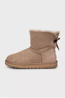 Insulated ugg boots decorated with a bow