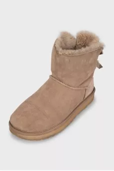 Insulated ugg boots decorated with a bow