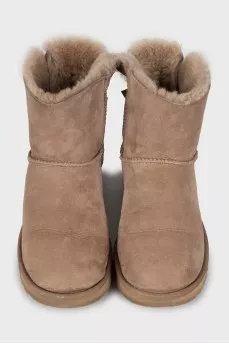 Insulated ugg boots decorated with a bow