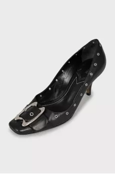 Leather shoes decorated with buckles