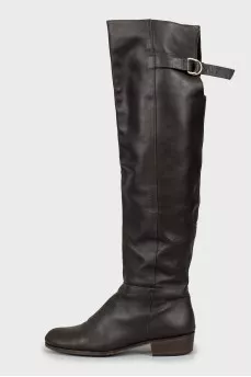 Leather boots decorated with buckle