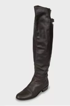 Leather boots decorated with buckle