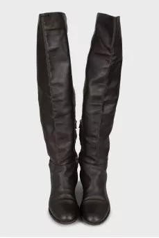 Leather boots decorated with buckle