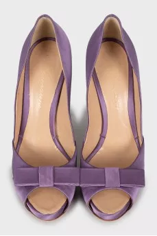 Purple shoes decorated with a bow