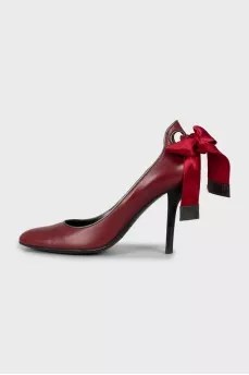 Leather shoes decorated with a bow