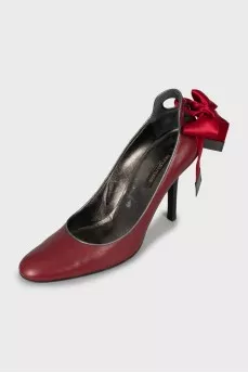 Leather shoes decorated with a bow