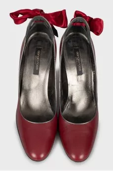Leather shoes decorated with a bow