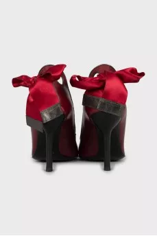 Leather shoes decorated with a bow