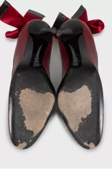 Leather shoes decorated with a bow