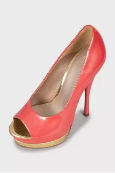 Open toe patent leather shoes