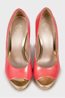 Open toe patent leather shoes