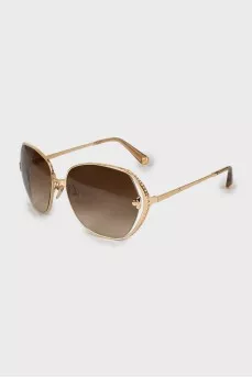 Sunglasses with brand logo