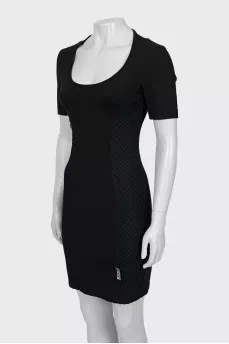 Fitted dress decorated with mesh