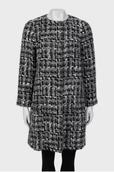 Straight-cut coat without collar