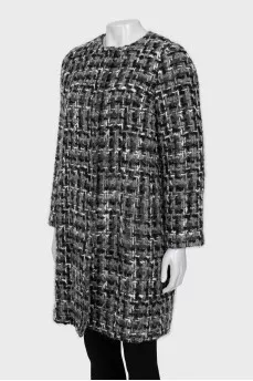 Straight-cut coat without collar