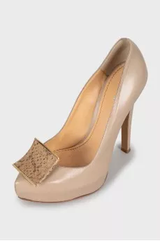 Leather shoes with decor