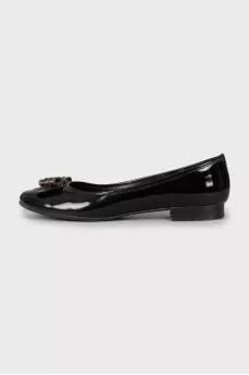 Black leather ballet shoes decorated with a bow