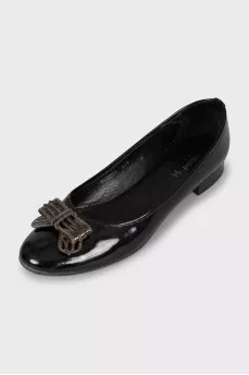 Black leather ballet shoes decorated with a bow
