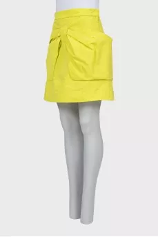 Yellow skirt decorated with a bow