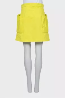 Yellow skirt decorated with a bow
