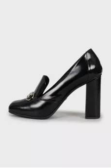 Leather shoes with silver decor