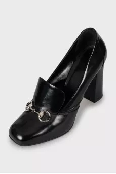 Leather shoes with silver decor
