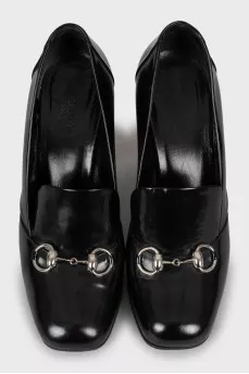 Leather shoes with silver decor