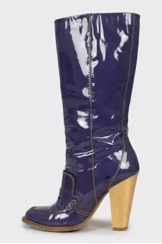 Patent leather boots with contrasting stitching