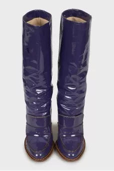 Patent leather boots with contrasting stitching