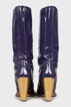 Patent leather boots with contrasting stitching