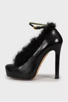 Leather shoes decorated with fur