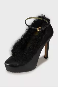 Leather shoes decorated with fur