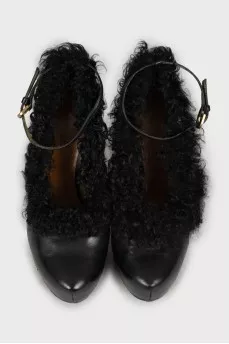 Leather shoes decorated with fur