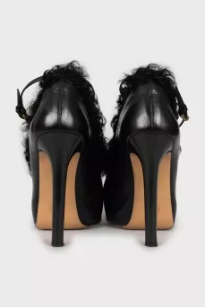 Leather shoes decorated with fur
