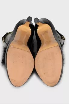 Leather shoes decorated with fur
