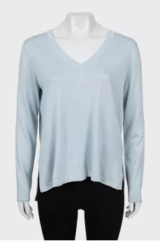 Blue pullover extended at the back