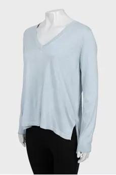 Blue pullover extended at the back